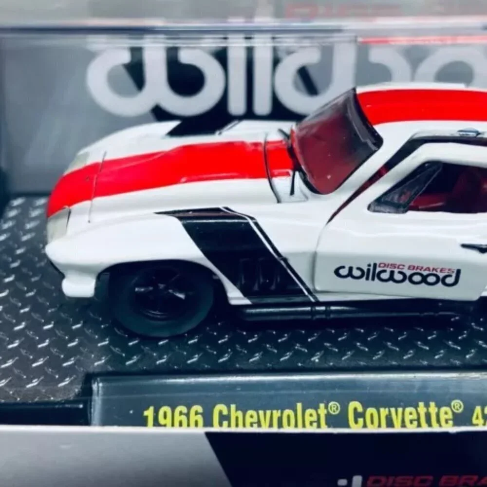 M2 Machines 1966 Chevrolet Corvette 427 R65 Wilwood Disc Brakes Themed 1:64‎ Car
